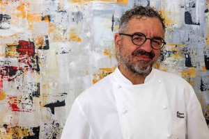 La cucina interpreta l’arte contemporanea: lo chef Mauro Uliassi, il bartender Dario Comini e il critico Francesco Bonami trasformano 5 opere del Novecento in altrettante creazioni culinarie a “Piatti e Cocktail D’Arte” su SkyArte dal 20 novembre