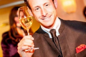 IL RICAMBIO GENERAZIONALE, GLI INVESTIMENTI IN ITALIA, IL MERCATO GLOBALE E LA COMPLESSIT&Agrave; DEL VINO DI ALTA GAMMA: A WINENEWS LA PRIMA INTERVISTA &lsquo;&lsquo;ITALIANA&rsquo;&rsquo; DI MAXIMILIAN RIEDEL, NUOVO PRESIDENTE DELLA CELEBRE CRISTALLERIA AUSTRIACA RIEDEL