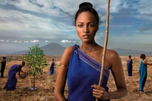 Lavazza e Slow Food insieme alle donne e agli uomini che lavorano la terra in Africa: sono loro, gli “Earth Defenders”, i protagonisti degli scatti del “Calendario Lavazza 2015”, firmato da Steve McCurry, in mostra al Salone del Gusto di Torino