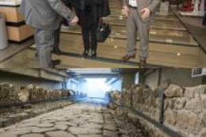 Sorpresa da McDonald’s: sotto quello di Marino (Roma) c’è un’area archeologica, una diramazione dell’Appia Antica scoperta durante la costruzione, e ora visitabile gratuitamente grazie al restauro della Soprintendenza di Roma finanziato dalla catena