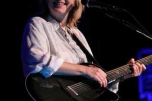 Vino & cannabis: Melissa Etheridge, icona della musica pop a stelle e strisce, impegnata da anni nella propaganda sui vantaggi della marijuana in chemioterapia, lancia un vino alla cannabis, per alleviare il dolore dei malati