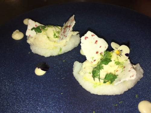 Polentina bianca con baccalà mantecato, accompagnato da una salsa all’ajo blanco e da una meringa al lime e pepe rosa, una delle proposte di Chicco Cerea di Da Vittorio per il Cenone di Capodanno