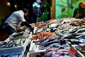Il pesce batte la crisi, ed i consumi nel periodo giugno-agosto, sulle tavole degli italiani, aumentano del 15-20% sul 2013, complice la stabilità dei prezzi, toccando le 120.000 tonnellate. A dirlo un sondaggio Federcoopesca - Confcooperative