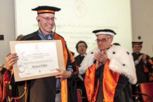 &ldquo;Siamo in lotta con un sistema che vuole distruggere la cultura alimentare, che non mangiamo insieme ma da soli, in auto. Il cibo non &egrave; solo carburante, &egrave; insegnamento, amore, responsabilit&agrave;&rdquo;. Parole di Michael Pollan, laurea honoris causa a Pollenzo