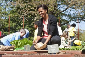 L’orto della Casa Bianca è salvo. Melania Trump ha annunciato l’intenzione di curare il kitchen garden di Michelle, simbolo della lotta ai problemi alimentari infantili, inaugurato dall’ex first lady nel 2009 per promuovere la campagna “Let’s move