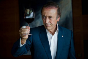 A Vinexpo, l&rsquo;Institute of Masters of Wine e &ldquo;The Drinks Business&rdquo; assegnano il loro prestigioso &ldquo;lifetime award&rdquo; a Miguel Torres, presidente di uno dei marchi simbolo del vino di Spagna e artefice della sua espansione internazionale