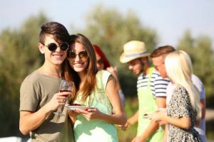 Tra Millennials e Generazione Z, il crollo della “vocazione” che affossa i consumi di vino Tra Millennials e Generazione Z, il crollo della “vocazione” che affossa i consumi di vino