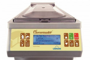 Occupa un solo mq di spazio, è economico e veloce, riproduce in miniatura tutte le fasi di lavorazione del latte e produce fino a 8 tipi di formaggio: ecco “Cheesemaster”, il caseificio più piccolo al mondo inventato da Latteria Perenzin e Carpigiani