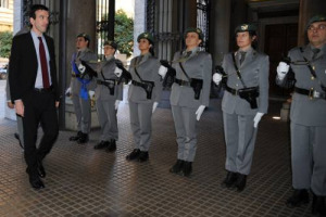 Maurizio Martina si è dimesso da Ministro delle Politiche Agricole, ruolo che passa “ad interim” al Presidente del Consiglio Paolo Gentiloni. “È stato un onore. Di certo il destino agricolo italiano rimarrà per me sempre un impegno e una passione”