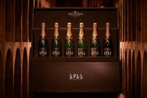 VINO PROTAGONISTA AL &ldquo;FESTIVAL DEL CINEMA DI CANNES&rdquo;, ANCHE IN ASTA: 150,000 EURO BATTUTI AL GALA DELL&rsquo;&ldquo;AMFAR&rdquo; PER L&rsquo;ULTIMO SCRIGNO CENTENARIO GRAND VINTAGE 1911 DELLO CHAMPAGNE MO&Euml;T & CHANDON SARANNO DEVOLUTI ALLA RICERCA CONTRO LA LOTTA ALL&rsquo;AIDS