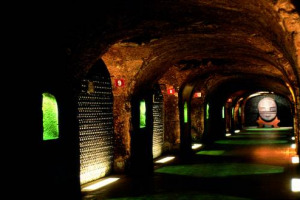 Dopo un anno di restauro, a Epernay riaprono al pubblico le storiche cantine dal 1743 di propriet&agrave; di Mo&euml;t & Chandon (gruppo Lvmh), 28 chilometri di meraviglie sotterranee tra bottiglie leggendarie e percorsi che hanno fatto la storia della Champagne