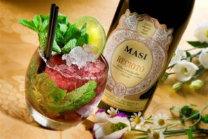 CHE COS&rsquo;&Egrave; IL &ldquo;RECIOJITO&rdquo;? &Egrave; IL MOJITO DECLINATO DA MASI DOVE NELLA CLASSICA RICETTA VIENE AGGIUNTO IL RECIOTO, VINO DOLCE DELLA VALPOLICELLA, PER UN DRINK FUORI DAGLI SCHEMI. UN COKTAIL CHE DA VINITALY DAR&Agrave; L&rsquo;ASSALTO ALL&rsquo;ESTATE