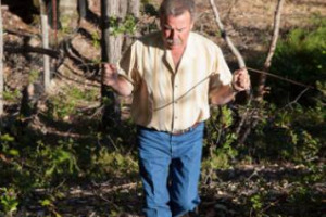 California braccata dalla siccit&agrave;? I viticoltori si rivolgono alla vecchia pratica della rabdomanzia per cercare l&rsquo;acqua nel sottosuolo. Il &ldquo;cercatore d&rsquo;acqua&rdquo; pi&ugrave; richiesto? L&rsquo;enologo Marc Mondavi con le sue barre di rame e i suoi prismi