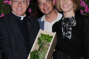 BENEDETTA VENDEMMIA! ALLA TRADIZIONALE &ldquo;VENDEMMIA SUL CARTIZZE&rdquo; DELLA FAMIGLIA BISOL, UN OSPITE SPECIALE BENEDICE I VIGNETI: E&rsquo; MONSIGNOR ANDREATTA, VICE PRESIDENTE DELL&rsquo;OPERA ROMANA PELLEGRINAGGI