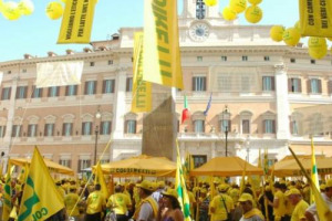 LATTE: MUCCHE SOTTOPAGATE (-30 %). COLDIRETTI IN PIAZZA MONTECITORIO. TRUFFE, IMPORTAZIONI DI FALSO MADE IN ITALY E LE SPECULAZIONI FANNO CHIUDERE LE STALLE