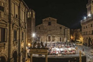 Ricca di storia e arte, Montepulciano, &ldquo;perla&rdquo; del Rinascimento circondata da vigneti, mostra tutto il suo splendore per celebrare il Vino Nobile e accogliere gli appassionati: l&rsquo;occasione &egrave; &ldquo;Calici di Stelle&rdquo;, nella notte di San Lorenzo (10 agosto)