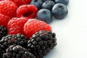 150 GRAMMI DI LAMPONI E MORE PER COMBATTERE GASTRITE ED ULCERA: ECCO IL DESSERT IDEALE PER LO STOMACO, CHE ARRIVA DALLO STUDIO DEI RICERCATORI DELL’UNIVERSITÀ DEGLI STUDI DI MILANO E DELLA FONDAZIONE EDMUND MACH DI SAN MICHELE ALL’ADIGE