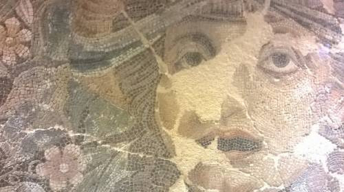 Bacco in un mosaico conservato nel museo Hamizgaga di Israele