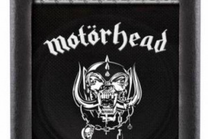 ESCE IN SVEZIA IL NUOVO PACKAGING PER IL &ldquo;SACRIFICE SHIRAZ&rdquo;, IL VINO DEL GRUPPO HEAVY METAL BRITANNICO MOT&Ouml;RHEAD: SAR&Agrave; A FORMA DI AMPLIFICATORE PER CHITARRA, &ldquo;CUSTOMIZZATO&rdquo; CON I VARI LOGHI DELLA BAND DI LEMMY KILMISTER