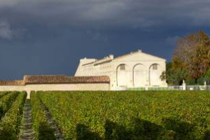 Quando l&rsquo;annata influisce davvero sul prezzo dei vini: continua la corsa al rialzo per le quotazioni 2015 dei grandi nomi di Bordeaux: +60% per Mouton Rothschild (384 euro) e Haut Brion (385 euro), +106% per La Mission Haut Brion (300 euro)