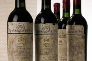 Non &egrave; il lotto pi&ugrave; pagato di sempre, ma la chart delle aggiudicazioni pi&ugrave; alte della storia va decisamente rivista: 10 bottiglie di Ch&acirc;teau Mouton Rothschild 1945 battute da Sotheby&rsquo;s ieri a New York, hanno raggiunto i 343.000 dollari