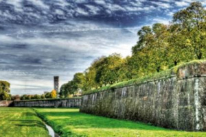 UNA TAVOLATA LUNGA 2 CHILOMETRI E 2.000 COMMENSALI, PER UNA CENA DA GUINNESS: SI CHIAMA “AGGIUNGI UN POSTO A TAVOLA”, L’INIZIATIVA DI SCENA IL 27 GIUGNO A LUCCA, IN UNA LOCATION DEL TUTTO ECCEZIONALE, LE MURA DELLA CITTÀ, CHE COMPIONO 500 ANNI