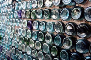 CONIUGARE RISPARMIO ENERGETICO, EFFICIENZE ED INNOVAZIONE IN CANTINA? SI PU&Ograve;, CON LE PARETI ... D&rsquo;ACQUA. L&rsquo;IDEA &Egrave; DEL PROFESSORE DI ARCHITETTURA E WINE MAKER AUSTRALIANO PETER LITTLE, E LA CANTINA &Egrave; CLIMATIZZATA A COSTO ZERO