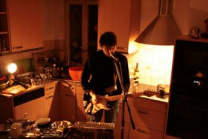 “Musica da Cucina” al Maxxi: dopo il MoMa Ps1 di New York il mondo della cucina entra in uno dei musei più celebri d’Italia a suon di pentole e stoviglie trasformate in strumenti musicali dal chitarrista Fabio Bonelli insieme al pubblico (31 ottobre)