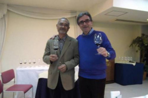 COTARELLA E LA SFIDA ENOICA NEL SOL LEVANTE: VOLGE AL TERMINE LA VENDEMMIA TRA I FILARI DELLA FREDDA HOKKAIDO, DOVE LA COLONNINA DI MERCURIO PRECIPITA ANCHE A -20, E LA PIOVOSA KASTUNUMA-KOFU, DOVE I GRAPPOLI VENGONO DIFESI DA OMBRELLINI IMPERMEABILI