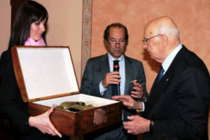 IL VINO DELL’UNITÀ D’ITALIA BY VINITALY SI SVELA A NEW YORK: IL 27 MARZO I VERTICI DI VERONA FIERE, RIELLO E MANTOVANI, CONSEGNERANNO AL PRESIDENTE DELLA REPUBBLICA NAPOLITANO LA PRIMA BOTTIGLIA UFFICIALE PER LE CELEBRAZIONI DEI 150 ANNI DELL’UNITÀ