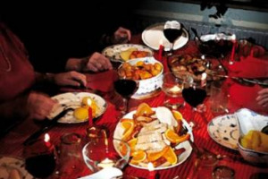 NATALE E CAPODANNO: MENU “ANTI CRISI” MA SECONDO TRADIZIONE. DAI BIGOLI CON LE SARDE ALLA MINESTRA PASTA E CECI, DAL BACCALÀ AI VINI IGT, PER L’ACCADEMIA ITALIANA DELLA CUCINA LE FESTE SONO L’OCCASIONE PER RISCOPRIRE LE RICETTE REGIONALI RISPARMIANDO