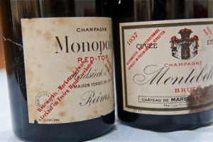 ALL&rsquo;ASTA DUE BOTTIGLIE DI CHAMPAGNE RISERVATE ALL&rsquo;ESCLUSIVO CONSUMO DELLA WEHRMACHT, LE FORZE ARMATE TEDESCHE DELLA SECONDA GUERRA MONDIALE, &ldquo;LIBERATE&rdquo; DA UN MILITARE DELLA RAF DURANTE IL D-DAY (GIUGNO 1944)