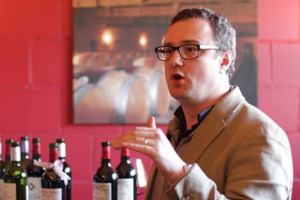 Da &ldquo;The Wine Advocate&rdquo; a &ldquo;Vinous&rdquo;, nel segno di Bordeaux: Neal Martin che, nel 2016, Robert Parker aveva designato per seguire gli assaggi bordolesi per la rivista da lui fondata, dopo il suo ritiro dalle scene, passa alla corte di Antonio Galloni
