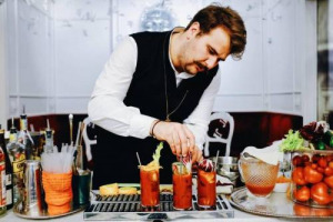 Firenze riscopre i fasti degli anni Venti, quando il caffè Florian era la culla europea dei bon-vivants e della mixology: qui, dove è nato il Negroni, il momento dell’aperitivo prende le distanze dall’happy hour e diventa un viaggio a tutto drinks