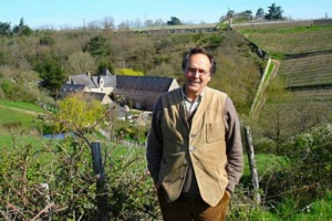 “Scoprire la viticoltura biodinamica è stato come imparare a sciare: prima si fa attenzione a non cadere, poi la discesa diventa un piacere”. Da “Terra Madre Salone del Gusto”, a WineNews, il vigneron della Loira e guru della biodinamica Nicolas Joly