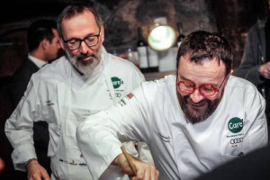 Nell’agenda il 2018 si apre con la visione etica e responsabile della cucina del futuro di “Care’s”, l’evento dello chef Norbert Niederkofler. Nelle Langhe arriva Nicolas Joly. I Preparatori d’Uva sono a lezione nelle Marche. Focus: Anteprime & fiere
