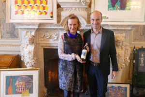 Un omaggio alla bellezza della Toscana e di Venezia: ecco l&rsquo;etichetta d&rsquo;artista n. 35 per il Chianti Classico &ldquo;Casanuova di Nittardi&rdquo; Vigna Doghessa 2015, firmata dal pittore inglese Joe Tilson, per anni icona della &ldquo;British Pop Art&rdquo;