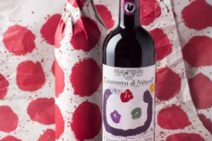 Tra la potenza dell&rsquo;Universo e l&rsquo;armonia di un giardino Zen, per un tributo al paesaggio del Chianti: ecco l&rsquo;etichetta del Chianti Classico &ldquo;Casanuova di Nittardi&rdquo; Vigna Doghessa 2014, firmata dall&rsquo;artista cinese Hsiao Chin