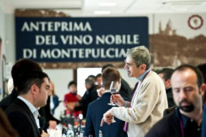 NOBILE, L&rsquo;ULTIMA VENDEMMIA SFIORA L&rsquo;ECCELLENZA: &ldquo;4 STELLE&rdquo; PER IL 2011. COSI&rsquo; IL &ldquo;VERDETTO UFFICIALE&rdquo; DALL&rsquo;ANTEPRIMA. NASCE, IN FORTEZZA, LA &ldquo;CASA DEL NOBILE&rdquo;. LA &ldquo;GREEN ECONOMY&rdquo; GUIDA MONTEPULCIANO ... WINENEWS: ECCO I MIGLIORI ASSAGGI DI NOBILE