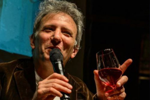 &ldquo;Essere tramite dei gesti dei vignaioli, coraggiosi, sinceri, con una coscienza profonda del passato ma che volgono lo sguardo al futuro&rdquo;. Ecco il messaggio di &ldquo;Resistenza Naturale&rdquo; di Jonathan Nossiter, intervistato da WineNews a San Gimignano