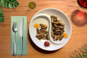 Novel food in Italia, il punto di The Fork: dopo i dati di Coldiretti, anche l'aperitivo di Theoria a base di grilli, larve e locuste conferma lo scetticismo dei foodie. Il 54% degli italiani non è entusiasta degli insetti nel piatto