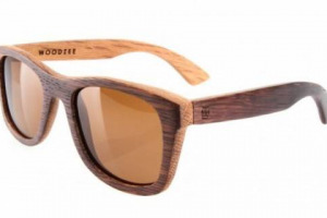 DALLE DOGHE DELLE BOTTI UN OGGETTO CULT IN EDIZIONE LIMITATA: ECCO I SUNGLASSE IN LEGNO RICICLATO, GRAZIE ALL&rsquo;ACCORDO TRA ROBERT MONDAVI, IL PIU&rsquo; GRANDE PRODUTTORE ENOICO D&rsquo;AMERICA, E WOODZEE, FASHION BRAND DI ECO OCCHIALI