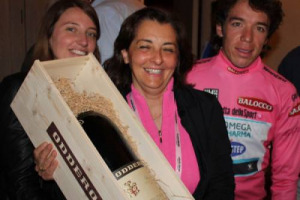 Un vino che richiede calma e tempo per essere bevuto, in premio al pi&ugrave; veloce corridore della &ldquo;crono del vino&rdquo; Barolo-Barbaresco: al colombiano Rigoberto Uran, vincitore della tappa enoica del Giro d&rsquo;Italia, una 5 litri di Barolo 2009 di Oddero