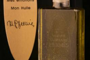 Dai nasi più famosi ai palati più ricercati, Hermès lancia Histoire d’O, un olio extravergine griffatissimo 100% made in italy. In un flacone che ricorda un elegante eau de parfum, i sapori e i colori delle olive della Puglia del basso Salento