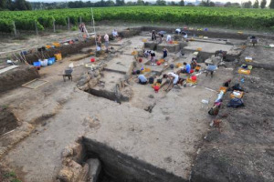 L&rsquo;antica citt&agrave; preromana di Satricum riportata in luce nel Lazio nei terreni della cantina Casale del Giglio che si &egrave; fatta &ldquo;mecenate&rdquo; al centro della giornata di studi all&rsquo;Universit&agrave; di Amsterdam che da 35 anni conduce scavi e ricerche (31 gennaio)