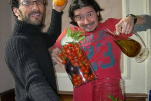 PARLARE DI VINO E CIBO ALLA RADIO CON LEGGEREZZA, PER RENDERE UN MONDO TROPPO SPESSO DISTANTE DALLA GENTE ALLA PORTATA DI TUTTI. ECCO L’ANIMA DI ‘‘DECANTER’’ DI FEDE & TINTO SU RADIO2, LA TRASMISSIONE PIÙ SEGUITA DELL’ENOGASTRONOMIA VIA ETERE ...