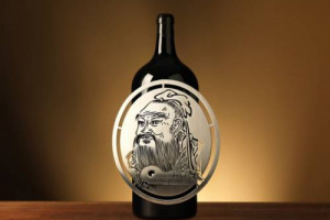 ECCO LE 111 BOTTIGLIE DA COLLEZIONE DI &ldquo;ORNELLAIA 2009 VENDEMMIA D&rsquo;ARTISTA&rdquo;, CHE PER QUEST&rsquo;ANNO SONO ISPIRATE AL TEMA DE &ldquo;L&rsquo;EQUILIBRIO&rdquo;, INTERPRETATO DALL&rsquo;ARTISTA CINESE ZHANG HUAN CHE, PER IL PROGETTO, SI &Egrave; ISPIRATO ALLA VITA DI CONFUCIO