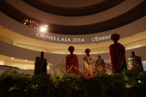 &ldquo;L&rsquo;Essenza&rdquo;, il tema con cui l&rsquo;artista brasiliano Ernesto Neto ha raccontato la &ldquo;Vendemmia d&rsquo;Artista&rdquo; di Ornellaia 2014, conquista il Guggenheim di Ney York: nell&rsquo;asta di Sotheby&rsquo;s raccolti 104.000 euro, destinati al patrimonio artistico del museo