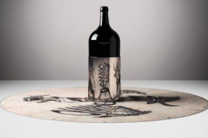 La 2015 tra le pi&ugrave; grandi annate di Ornellaia. E ne incarna il &ldquo;Carisma&rdquo;, valore dell&rsquo;edizione n. 10 della &ldquo;Vendemmia d&rsquo;Artista&rdquo;, firmata da William Kentridge. Il progetto in 10 anni ha donato pi&ugrave; di 2 milioni di euro a fondazioni e musei del mondo