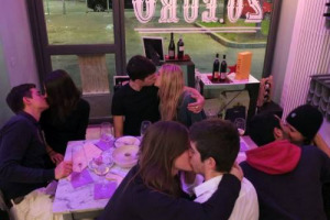 &ldquo;In un&rsquo;enoteca di Milano molti clienti hanno pagato i loro drink dandosi un bacio davanti alla cassa: vero o falso?&rdquo;: lo ha chiesto Fabrizio Frizzi a L&rsquo;Eredit&agrave; su Rai Uno. La risposta? Vero: &egrave; la case history di successo della &ldquo;Wineria&rdquo; di Milano